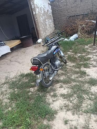 cb 400: Мотоцикл Honda (классический дорожный/кубитейп), черный — 1
