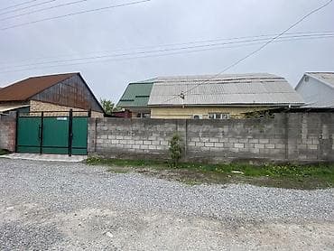 5: Продаётся жилой дом с ограждённым двором и хозпостройками. Площадь — 3