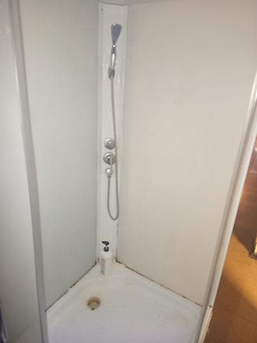 модульный душ: Душевая кабина угловая, закрытого типа. Особенности и комплектация: - — 1