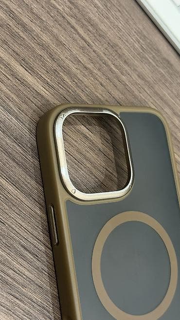 Техника и электроника: Чехол на iPhone 16 pro max, покупала в iStore Есть немного потертость — 2