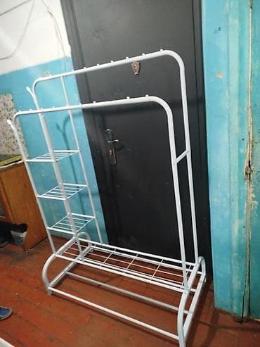 прихожу: Напольная металлическая вешалка-органайзер белого цвета. - Каркас из — 1