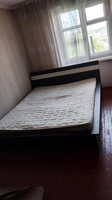 мастер спальня: Б/у Двуспальная кровать с высоким изголовьем и матрасом. - Размер — 2