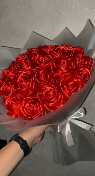 купить оберточную бумагу для цветов: Букеты из атласных лент - Розы ручной работы из плотных атласных лент — 6