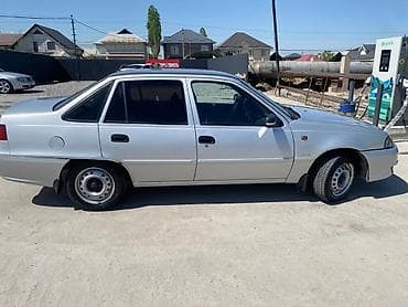 lada 2113: Седан серебристого цвета, 4 двери, кузов классической формы. Основные — 1