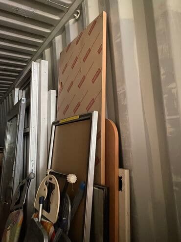 Столешница 2.5 метра (примерно). Цвет бежевый под дерево