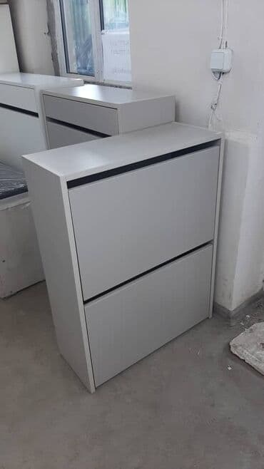 шкафчик кухонный: Узкая обувница компактная без ручек. Высота 80 см Длина 72 см Глубина — 3