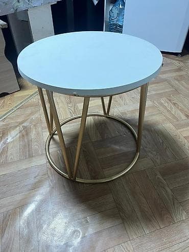 Журнальный столик с круглой столешницей и металлическим основанием -