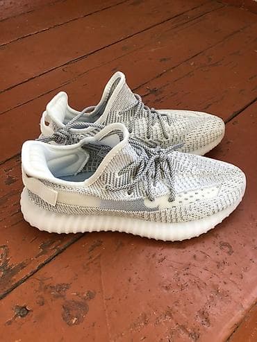 Кроссовки в стиле Yeezy Boost 350 V2, цветовая гамма «серый/белый»