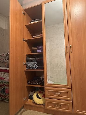 шкаф купе для прихожей с зеркалом: Трёхдверный шкаф для одежды из ЛДСП под тёплое дерево. - Центральная — 2