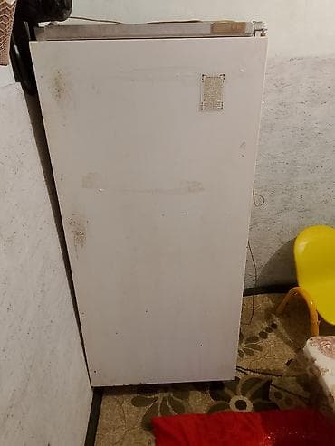 mini refrigerator: Однокамерный холодильник с морозильным отделением сверху. Особенности — 2