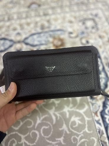 Классикалык сумкалар: Портмоне/клатч Prada из фактурной чёрной кожи - Материал: натуральная — 1