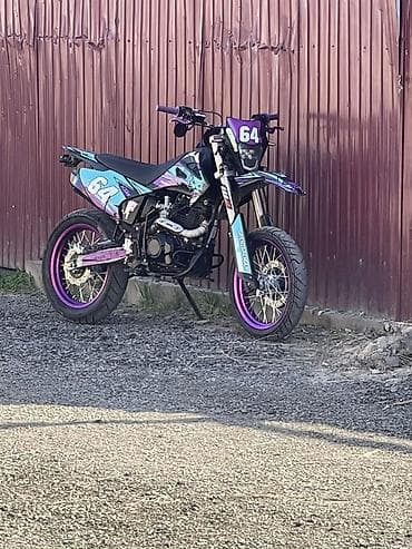 Мотоцикл в стиле супермотард с ярким кастомным оформлением