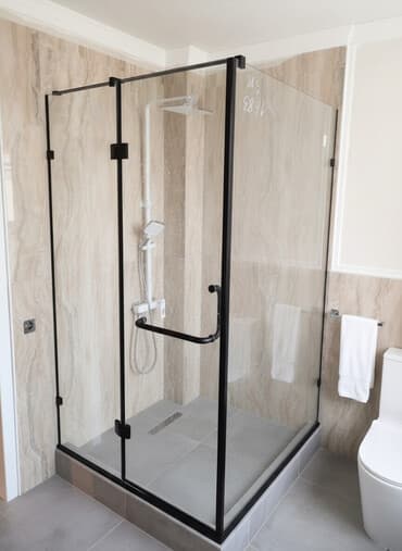 орешка уголь: Душевые ограждения из закаленного стекла с черным профилем - — 1