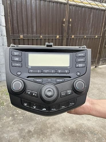 Штатная головная магнитола с блоком управления климат‑контролем для