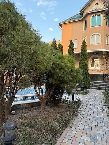 сдаю коттеджи: Просторный трехэтажный особняк с мансардой и благоустроенным участком — 3