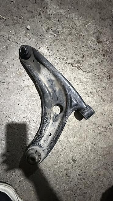Автозапчасти: Рычаг передней подвески (нижний, треугольный) - Тип детали: рычаг — 1