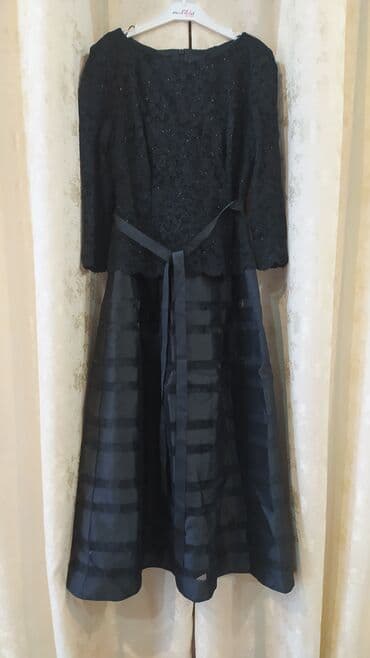 вечерний костюм: Вечернее платье. Размер S.
Надевалось один раз на выпускной — 5