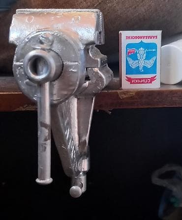 зажим для опалубки: Слесарные мини тиски с креплением к столешнице (струбцина). Тиски для — 4