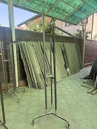 Оборудование для бизнеса: Кронштейн Для одежды, Материал: Металл, На колесах, Б/у — 1
