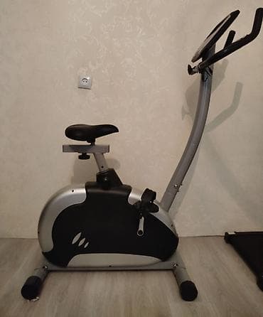 Велотренажер с регулируемым сиденьем и рулем, обеспечивающий комфорт