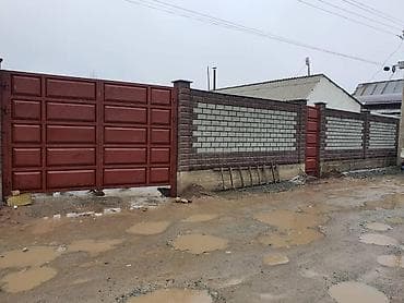 Ачылма дарбазалар: Металлические ворота и калитка с оградой из бетонных блоков. - — 1