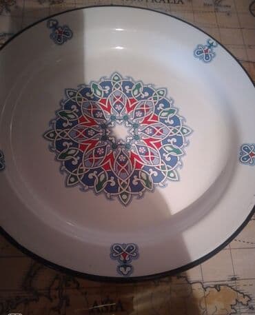 персон идиш: Эмалированная тарелка с узором в центре и по краям. Белый фон украшен — 1
