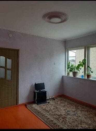 район 4 гор больницы: Просторный дом с готовым интерьером - Светлая кухня-столовая с двумя — 2