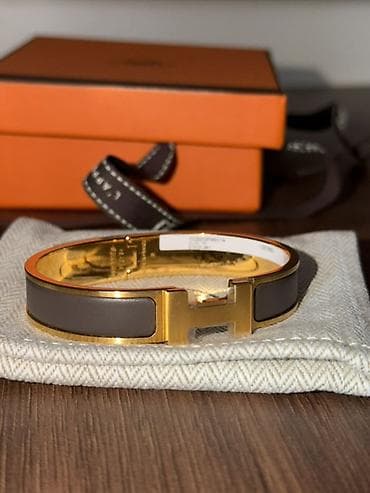 Личные вещи: Браслет Hermès Clic H (Etain, матовый), золочёная фурнитура - Модель — 4