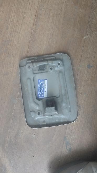 step 2: Лючок бензобака Toyota 1998 г., Б/у, Оригинал — 2