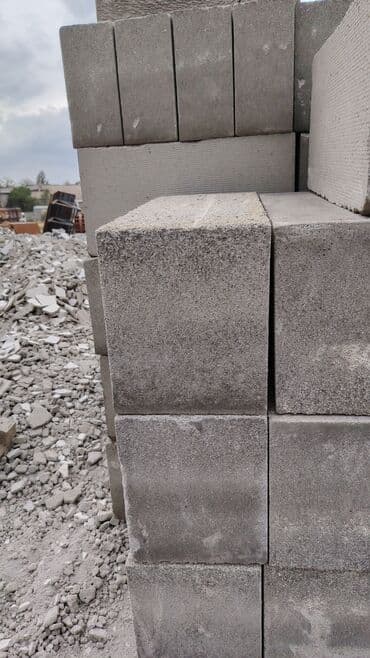 Бетонные блоки стандартного размера, предназначенные для строительных