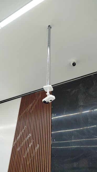 Универсальная камера видеонаблюдения в белом корпусе, предназначенная