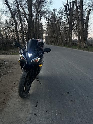 мотоциклетный костюм: Спортивный мотоцикл классической «фулл-фэринг» компоновки в черном — 1