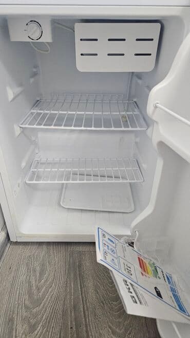 Белый мини-холодильник идеально подходит для небольших помещений at lalafo.kg Белый мини-холодильник идеально подходит для небольших помещений