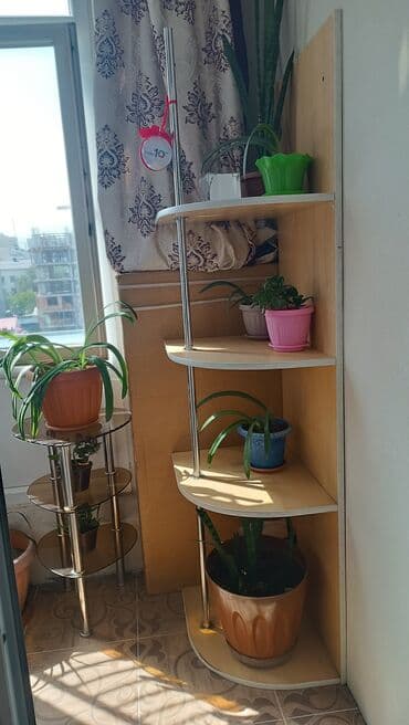 напольные полки: Элегантная угловая полка из светлого дерева с тремя вместительными — 20