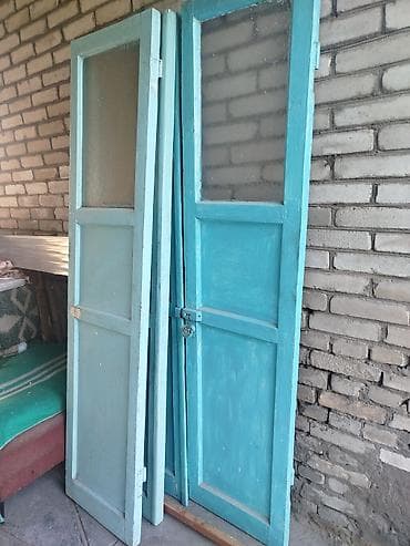 Деревянные распашные двери с остеклением. - Материал: массив дерева