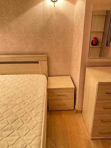 small table: Спальный гарнитур, Б/у, Тумба, Двуспальная кровать, С матрасом, МДФ, Самовывоз, цвет - Бежевый — 2