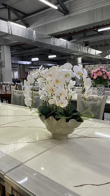 клумбы для цветов: Искусственная композиция с орхидеями в керамической вазе. - Цветы — 4