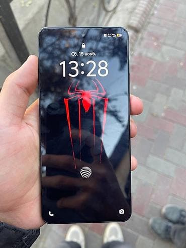 оне плюс: Смартфон с плоскими боковыми гранями и металлической рамкой. Цвет — — 10