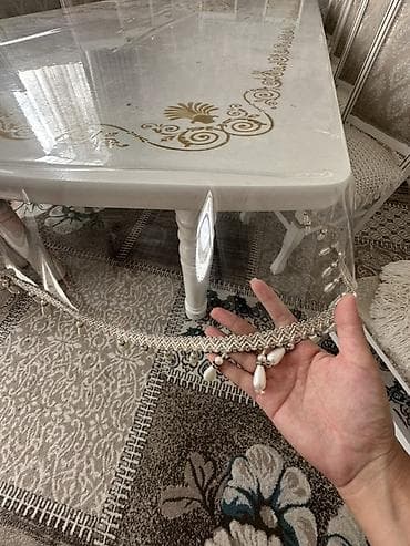 dinner table: Продается стол со стульями, кол-во стульев — 4