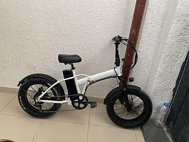 Складной электровелосипед с толстыми колесами (fat-tire), белая рама