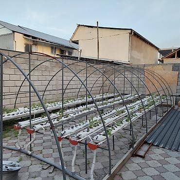 высокие грядки: Продаю готовый парник с клубникой Состав и особенности: - Каркас — 2