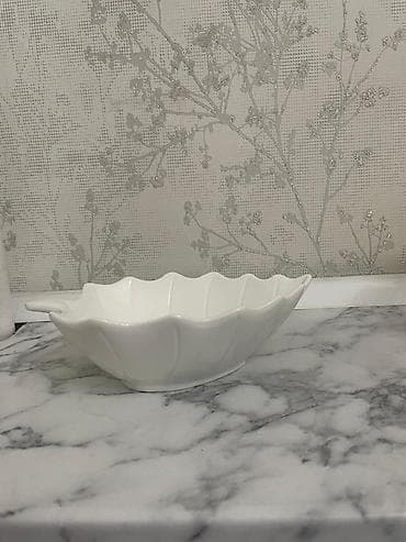 менажница: Белая керамическая/фарфоровая менажница в форме листа. - Материал — 4