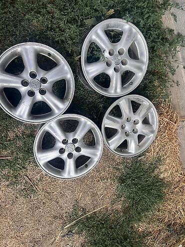 Комплект из 4 литых дисков Toyota калдина. 15 размер