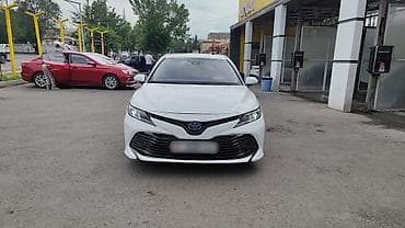 70: Toyota Camry: 2018 г., Гибрид — 1
