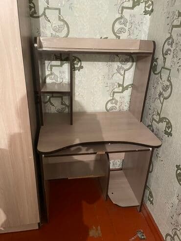 Шкафы: Компьютерный стол, С полками — 1