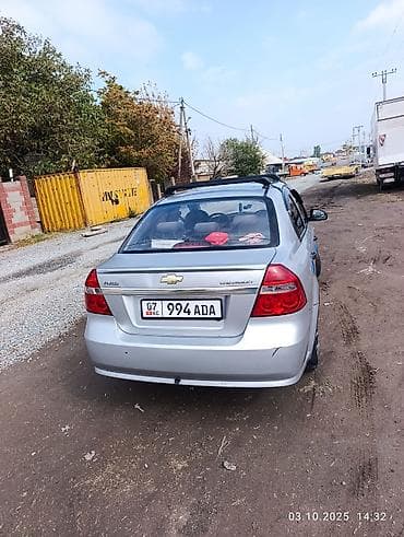 mini cooper: Седан серебристого цвета. Характеристики и особенности: - Кузов — 3