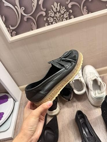 уги 37 женские: Коллекция женской обуви: 1) Кроссовки черные, облегчённые: - дышащий — 2