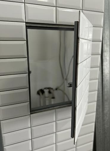 Встраиваемый ревизионный люк под плитку, облицованный белой