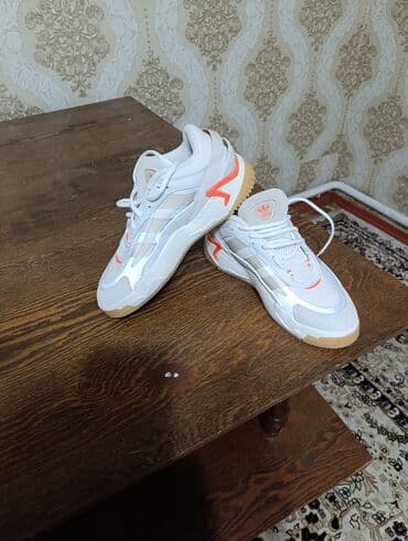 Кроссовки Adidas (оригинальная линейка с логотипом Trefoil). -