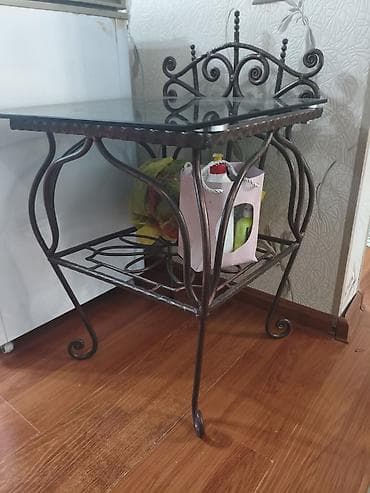 Столдор: Пара кованых журнальных столиков с стеклянными столешницами. размеры — 8